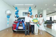 Vận động viên Nguyễn Thị Oanh đã nhận xe Peugeot 2008 được tặng 