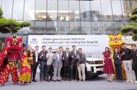 Hyundai Thành Công bàn giao xe Hyundai Santa Fe cho HLV Kim Sang-sik