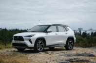 Triệu hồi để kiểm tra lớp keo lót kính nóc toàn cảnh xe Yaris Cross HEV 