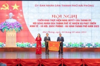 Hải Phòng đón nhận Cờ thi đua của Chính phủ