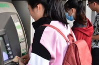 Đến hẹn lại ùn ứ ở cây ATM, Thống đốc yêu cầu thêm kênh chi trả