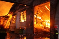 “Bà hỏa” đốt cháy kho hàng 6.000 m2 của Phú Tài
