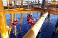 Cổ phiếu dầu khí tiếp tục “đu” theo sức nóng của giá dầu