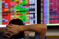 Chứng khoán lại rơi: Cổ phiếu nằm sàn la liệt, điểm sáng loé lên từ giao dịch khối ngoại 