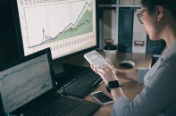 VN-Index vẫn lọt nhóm giao dịch tích cực nhất thế giới; đình chỉ giao dịch thêm FLC, HAI