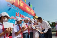 Trao 100 suất học bổng từ Quỹ “Swing for the kids” đến học sinh Tiểu học Đông Phong