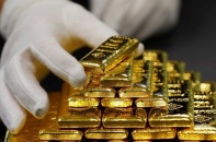 Giá vàng "nhảy múa" trên mốc 2.000 USD/ounce trước cuộc họp của Fed