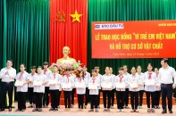 Bộ Kế hoạch và Đầu tư trao học bổng cho 150 học sinh tiêu biểu tỉnh Nghệ An