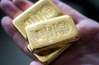 Vàng lao dốc trước thềm họp Fed 
