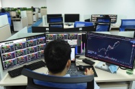 VN-Index đầu tuần giảm về 1.240 điểm, nhiều cổ phiếu penny tăng trần