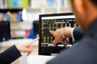 Khối ngoại mua ròng trở lại sau tháng ròng rã bán, VN-Index giằng co quyết liệt