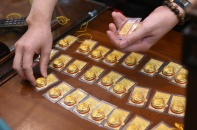 Vàng miếng SJC tăng 1,3 triệu/lượng khi vàng thế giới vượt mốc 3.300 USD/ounce