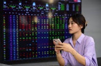 VN-Index gặp áp lực chốt lời tại ngưỡng 1.340 điểm