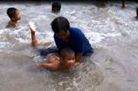 Bà bán vé số nghèo dạy bơi miễn phí cho hơn 2.000 trẻ em vùng lũ