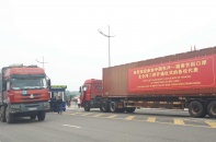 Thông quan cầu Bắc Luân II nối thành phố Móng Cái, Việt Nam với thành phố Đông Hưng, Trung Quốc