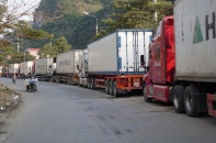Một số xe hàng nông sản ùn ứ ở cửa khẩu bắt đầu được xuất sang Trung Quốc 