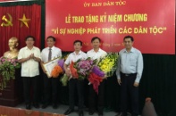 Trao kỷ niệm chương “Vì sự nghiệp phát triển các dân tộc"