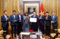Chủ tịch Quốc hội nhận món quá bất ngờ từ Ấn Độ