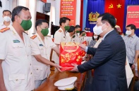 Chủ tịch Quốc hội chúc Tết cán bộ chiến sỹ công an, bác sỹ tỉnh Cà Mau