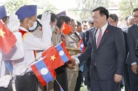 Chủ tịch Quốc hội Vương Đình Huệ  thăm trường Dân tộc nội trú Champasak, Lào 