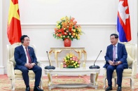 Chủ tịch Quốc hội Vương Đình Huệ hội kiến Thủ tướng Campuchia Hun Sen 