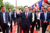 Chủ tịch Quốc hội Vương Đình Huệ làm việc tại tỉnh Kampong Thom