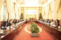 Học sinh cả nước dùng một bộ sách giáo khoa và được miễn phí