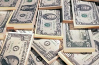 Tiếp tục lao dốc, USD mất giá 300 đồng trong tuần