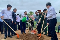 Chủ tịch nước Nguyễn Xuân Phúc trồng vườn cây mắc ca ở Điện Biên