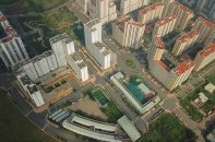 Tín dụng bất động sản: Ngân hàng khẳng định không siết, doanh nghiệp than “bất bình thường”