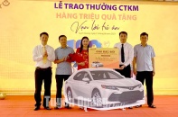 Một khách hàng LPBank Tuyên Quang trúng xe ô tô Toyota Camry