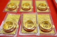 Bạc lao dốc thẳng đứng kéo giá vàng giảm sâu: Thị trường bất ổn trở lại