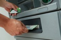 Rút tiền mặt qua ATM bất ngờ đảo chiều tăng sau nhiều năm giảm sâu