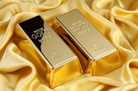 Vàng tiếp đà tăng cao, vượt 1.800 USD/ounce khi USD giảm