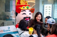 ABBank tạo khung cảnh hiếm thấy khi “mưa” vàng 24k bắt đầu