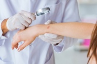 Tin mới y tế ngày 30/7: Phát hiện bệnh viêm mạch cực hiếm qua những nốt ban tím trên da