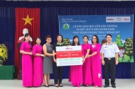 Câu lạc bộ Doanh nhân Sao Đỏ tặng quà Trường căn cứ Cam Ranh