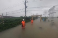 EVNCPC đang khẩn trương khắc phục sự cố, khôi phục cung cấp điện sau mưa lũ