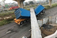 TP.HCM: Cầu bộ hành cửa ngõ khu Đông bị xe container kéo sập