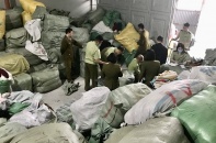 Quảng Ninh: Chặn đứng gần 30 tấn quần áo “sida” nhập lậu