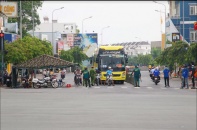 TP.HCM: Nhân viên y tế, người đi tiêm vắc-xin được phép ra đường