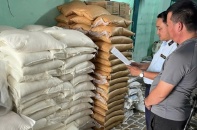 TP.HCM: Phát hiện, tạm giữ hàng tấn đường và bánh kẹo không rõ nguồn gốc