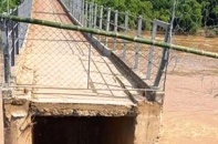 Nghệ An: Lũ cuốn mố cầu Chôm Lôm, hàng trăm hộ dân bị cô lập