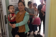 Khánh Hòa: Liên tục bị chậm hạn bàn giao nhà, cư dân mang gạo, muối... đến trụ sở Công ty Hoàng Quân để... ở