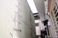 Những ngôi nhà sắp sập tại Sài Gòn