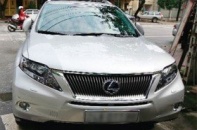 Ô tô hạng sang lại về qua đường biếu, tặng