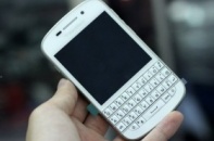 "Mở hộp" BlackBerry Q10 màu trắng