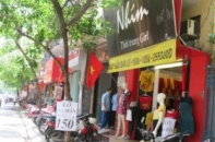 Shop thời trang ế ẩm: Lỗ cũng bán!
