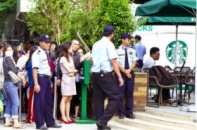 “Thừa tiền mới uống cà phê Starbucks?”