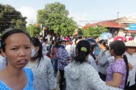 Đình công vì bị sếp "miệt thị": "dân nhà quê mà cũng đòi ăn ngon à?”